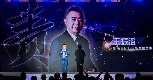 一代鞋王”跌落神坛中产不爱穷鬼不穿k8凯发入口200亿暴跌10倍！“(图2)