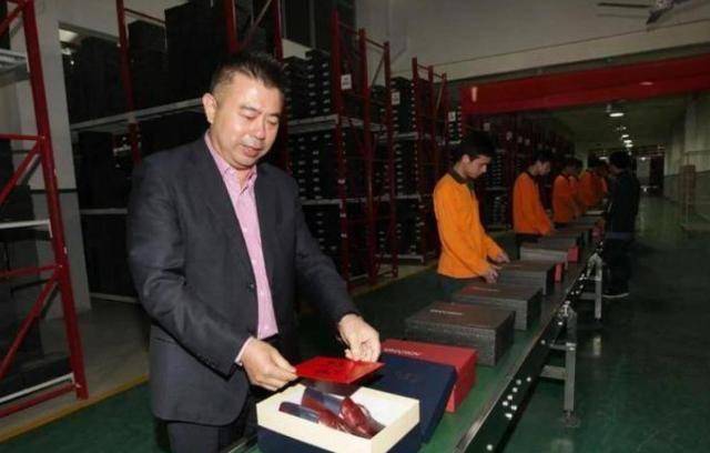 一代鞋王”跌落神坛中产不爱穷鬼不穿k8凯发入口200亿暴跌10倍！“(图3)