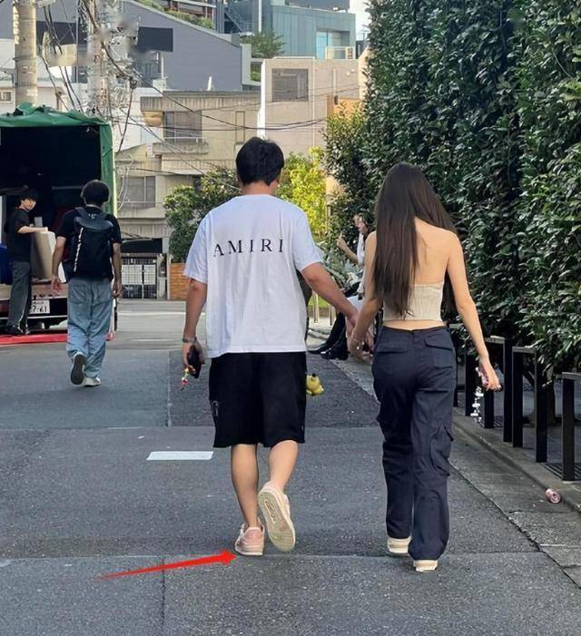 一代鞋王”跌落神坛中产不爱穷鬼不穿k8凯发入口200亿暴跌10倍！“(图10)