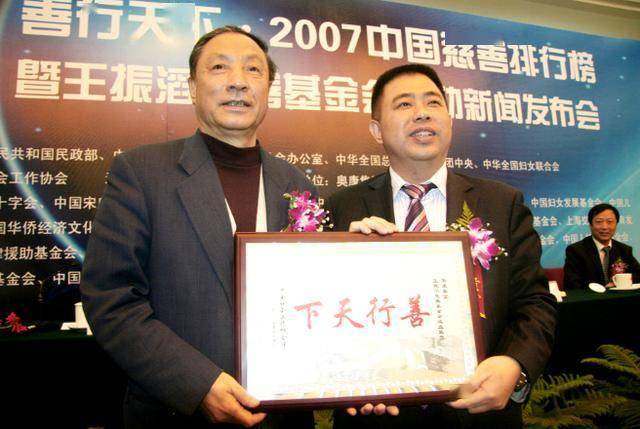 一代鞋王”跌落神坛中产不爱穷鬼不穿k8凯发入口200亿暴跌10倍！“(图9)