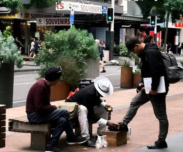 一代鞋王”跌落神坛中产不爱穷鬼不穿k8凯发入口200亿暴跌10倍！“(图12)