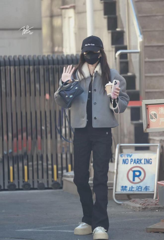 到了！3套穿搭3种风格温柔气质遮不住K8凯发集团被白鹿央视春晚彩排穿搭美(图2)